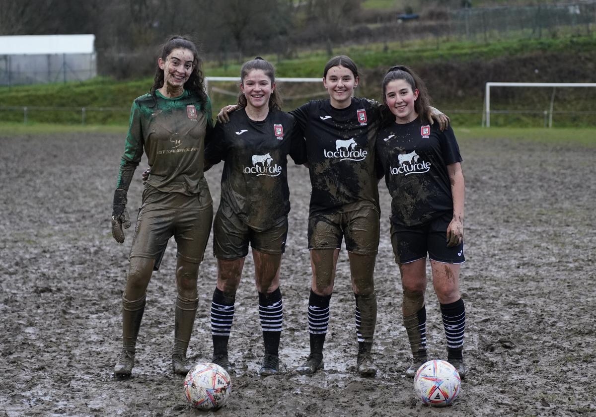Jugadoras del Aurrera, en el entrenamiento de ayer en el campo de Arkixkil de Leitza.