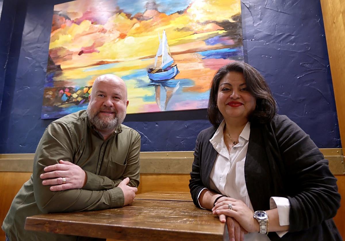 Mikel y Daniela, bajo el cuadro de Juana de la Fuente. Estábamos en el JJ, se iban ya a México.