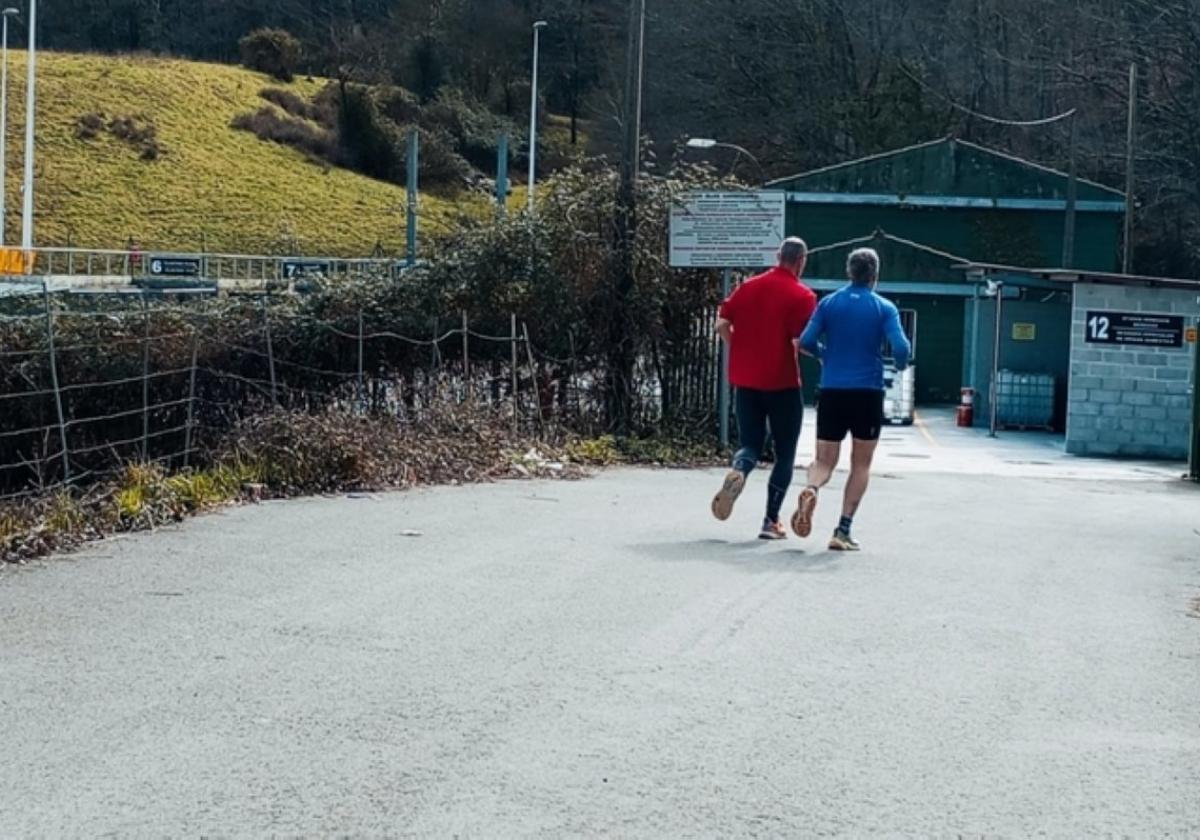 Dos personas haciendo deporte en la entrada del garbigune.