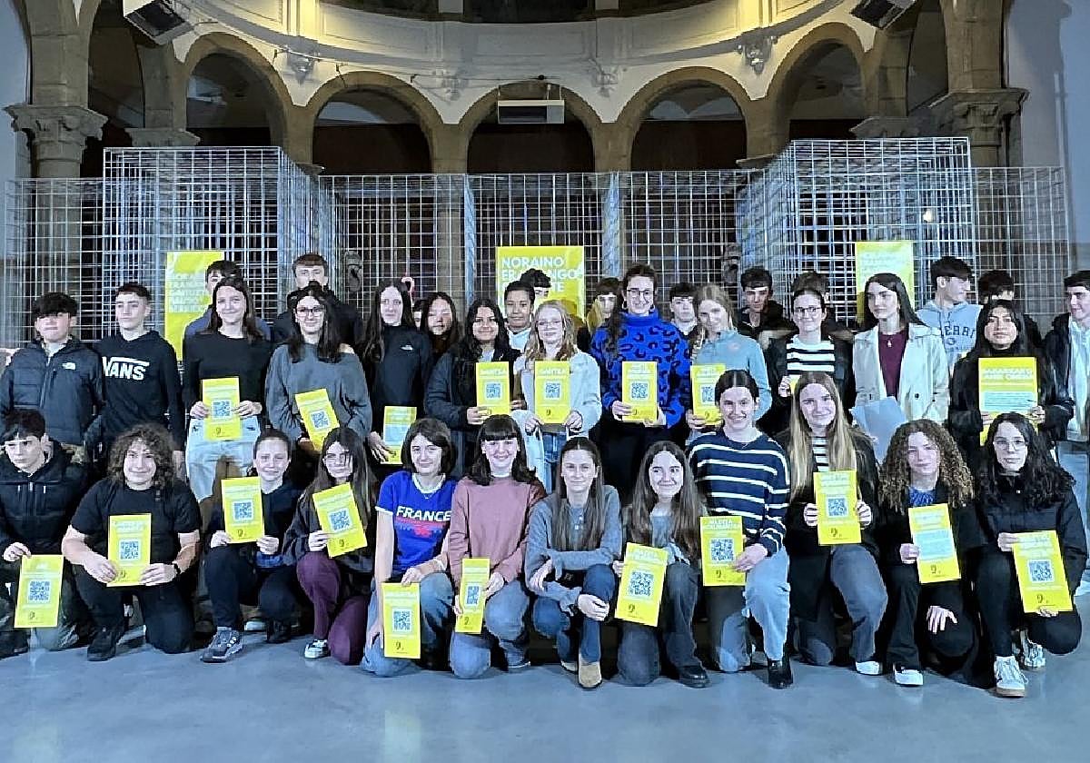 Saridun eta partaide guztien argazkiarekin amaitu zen ostegun honetako 'Sormonak' lehiaketaren festa Pagoeta Gune Soziokulturalean.