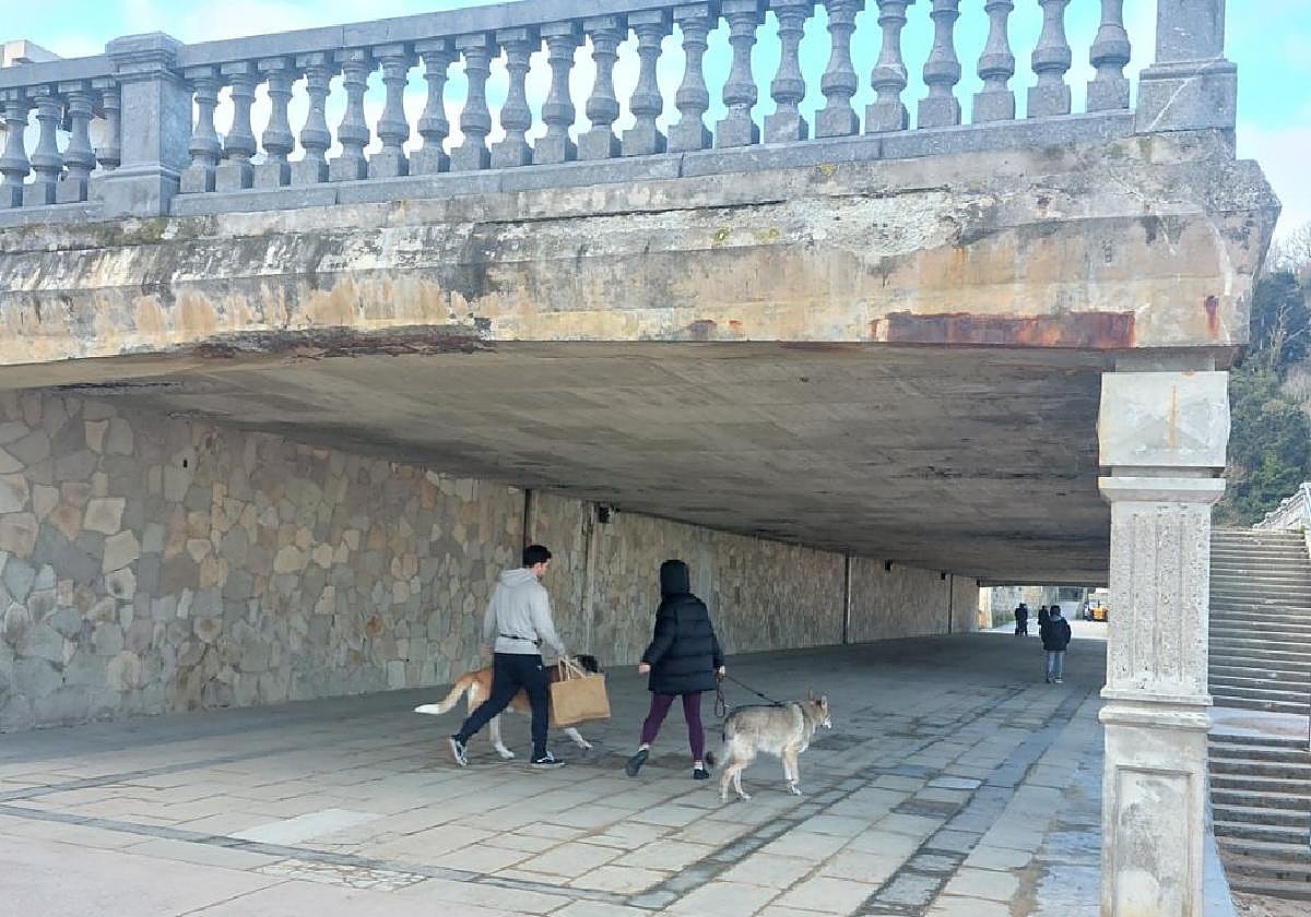 El proyecto incluye la demolición del voladizo de la Munoa, con sus escaleras hasta la playa.