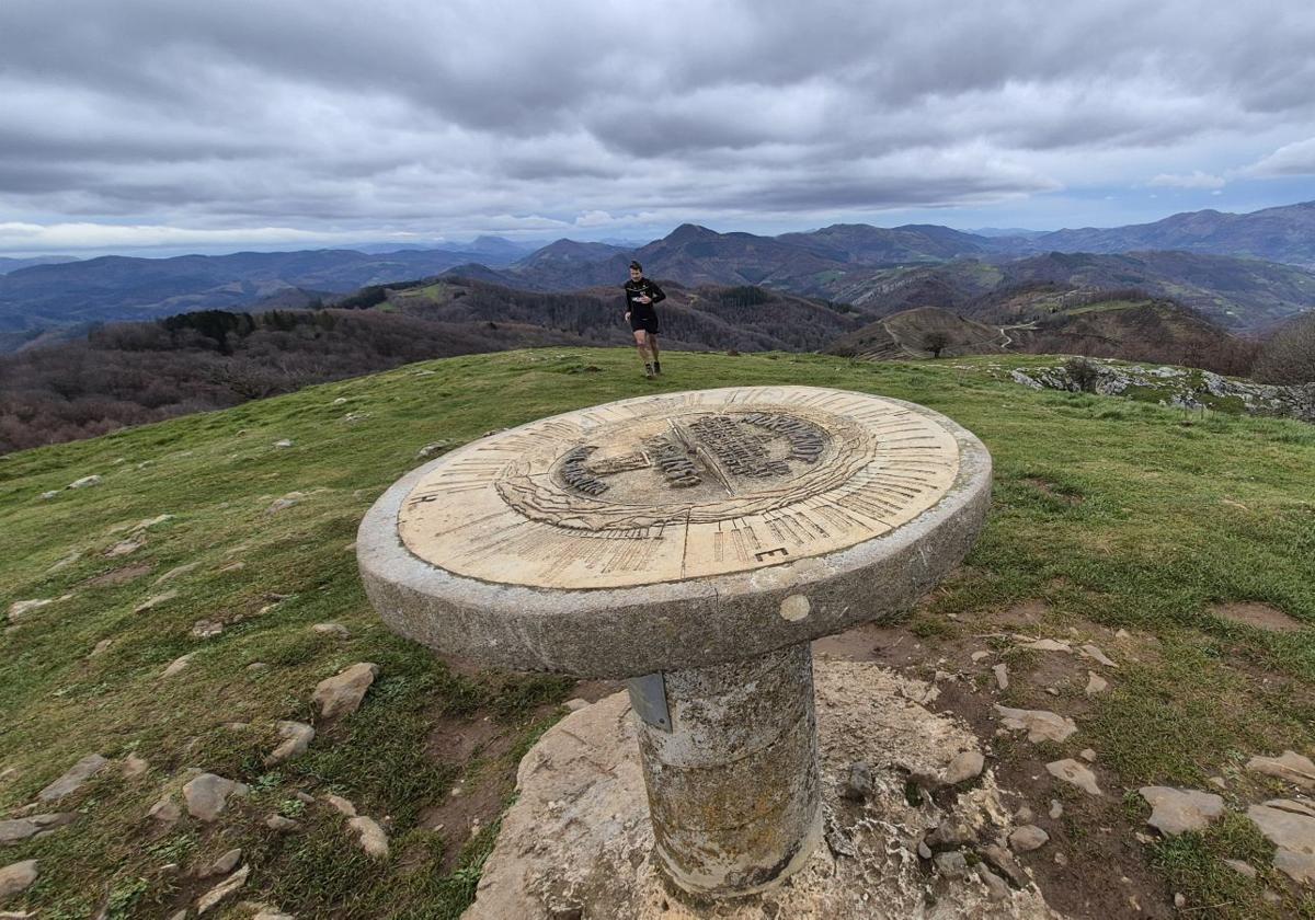 Es habitual ver a corredores de montaña o senderistas junto a la mesa de Murumendi desde donde las vistas son impresionantes.