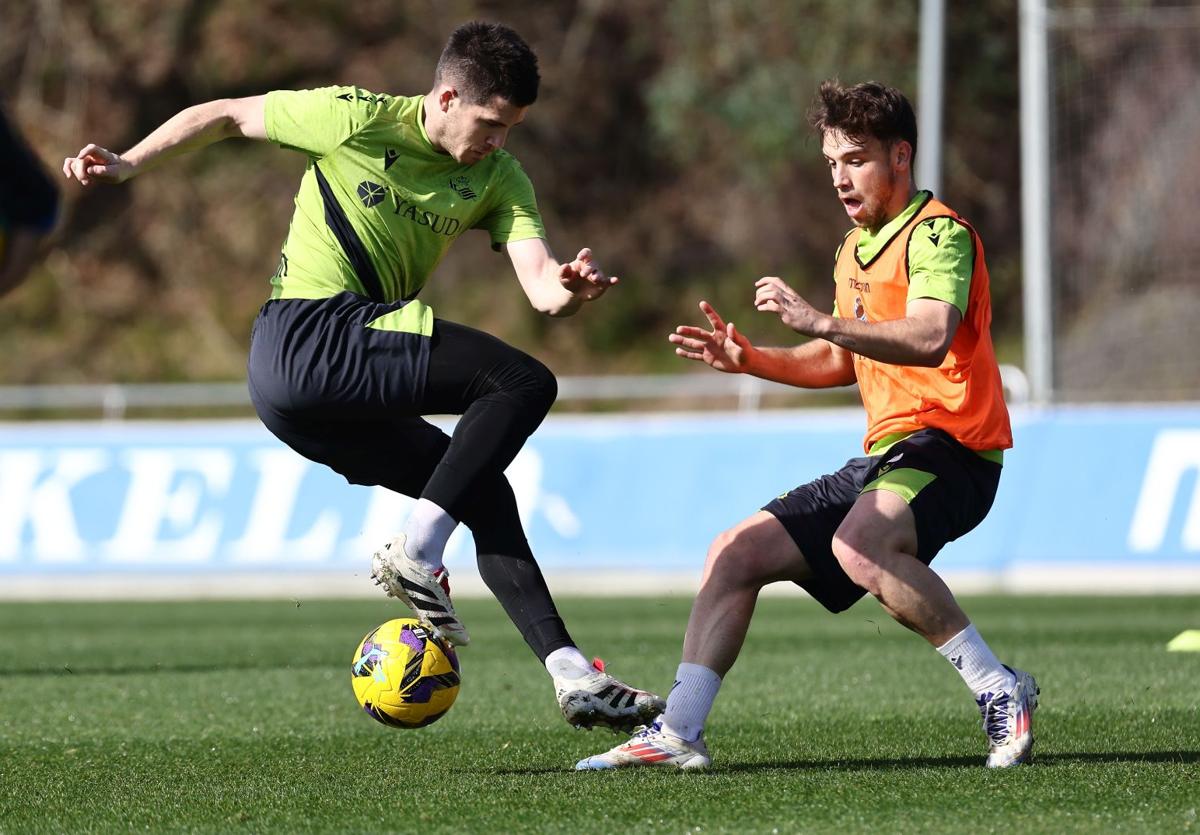 Zubeldia pisa el balón ante Balda en Zubieta en el entrenamiento del viernes en Zubieta