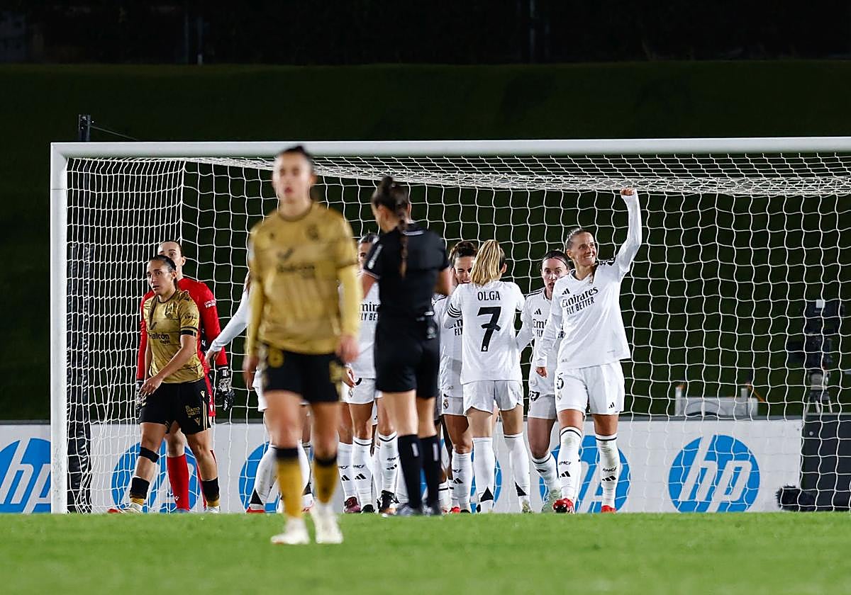 Guridi se lamenta mientras las jugadoras del Madrid celebran el segundo gol.