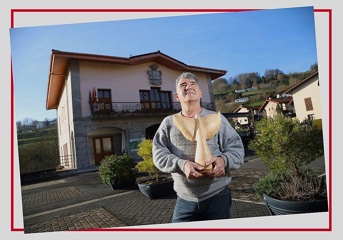 Karlos Irazuk hiru hamarkada inguru daramatza egurra lantzen. Eskuan, balearen isatsari eskainitako pieza.