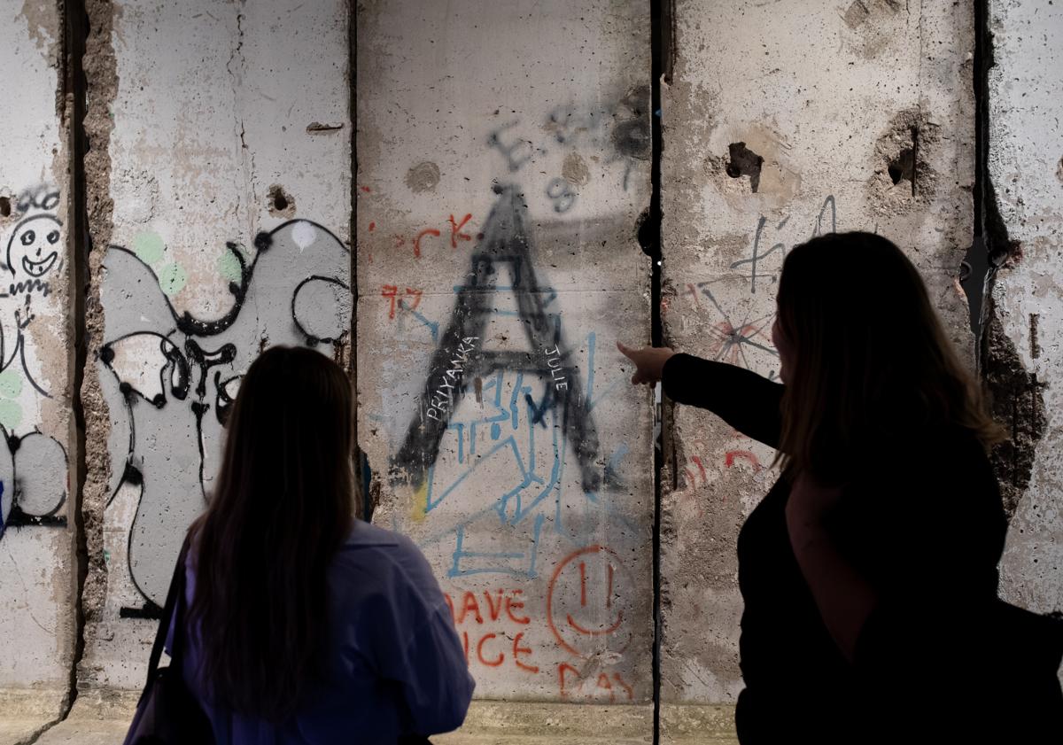 Imagen principal - Arriba, bloques del Muro de Berlín. El equipo de Musealia, con Luis Ferreiro al frente. Sobre estas líneas, una foto de la exposición del 'Titanic'
