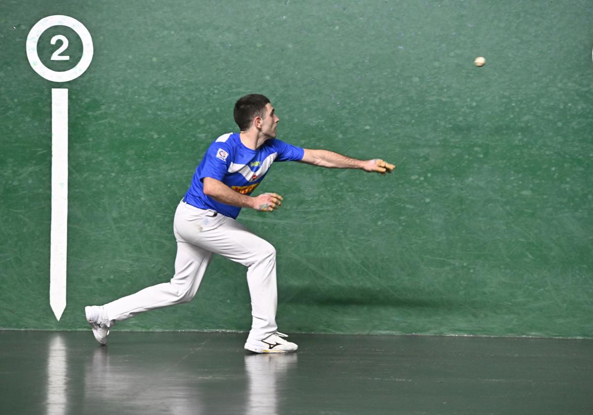 Beñat Senar para la pelota en el txoko en un partido en el Beotibar.