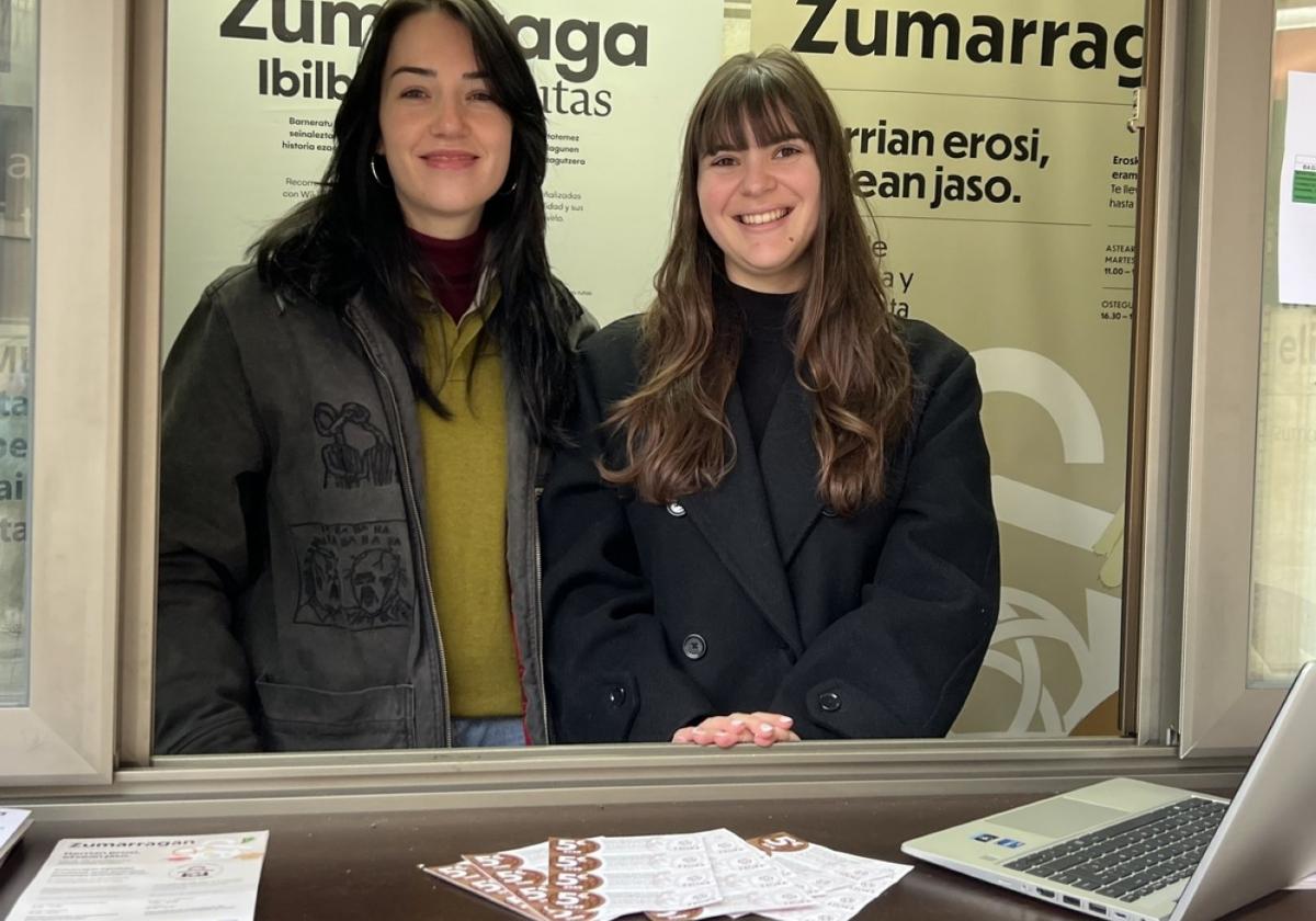 Las técnicas de Turismo y Azoka encargadas del reparto de bonos en el quiosko de la calle Piedad.