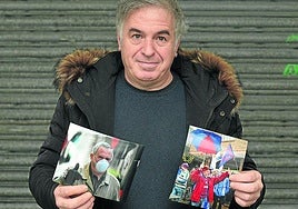 Blas Sánchez posa en Eibar con dos fotografías de su padre, también Blas. La primera paseando con la mascarilla durante la pandemia y la segunda en la previa de un partido del Eibar, con su particular paraguas.