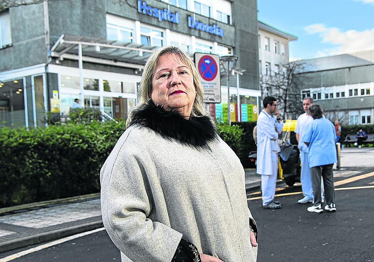 Maite Grijalbo, frente al Hospital Donostia donde estuvo ingresada un mes en la UCI en 2020 a causa del coronavirus.