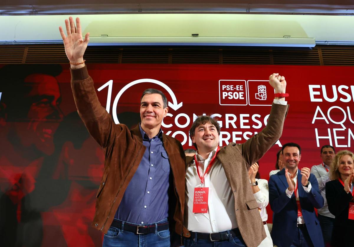 Pedro Sánchez y Eneko Andueza saludan a los asistentes al X Congreso del PSE-EE celebrado este sábado por la mañana en el Kursaal.