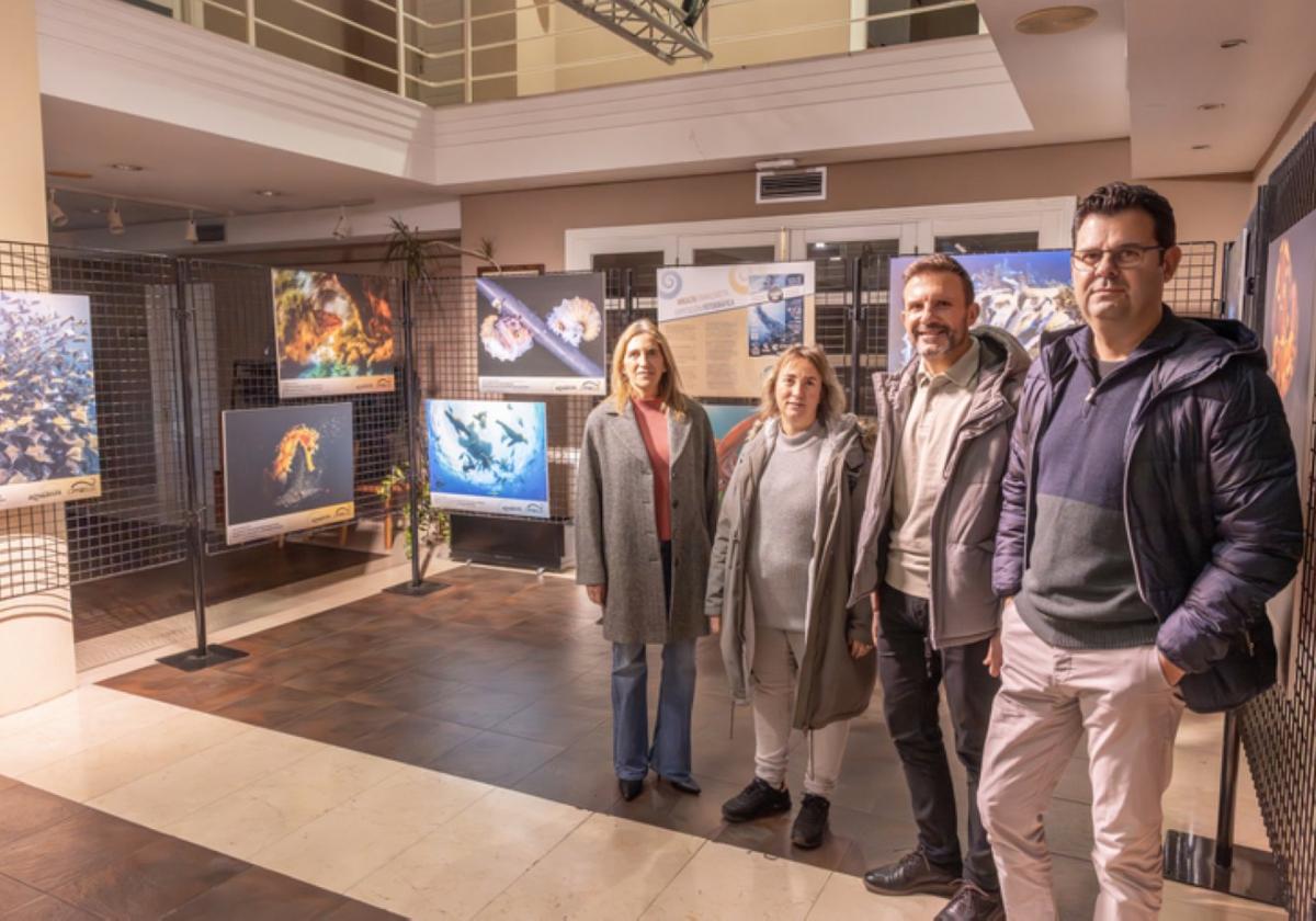 Responsables municipales y del CIMASUB en la muestra.