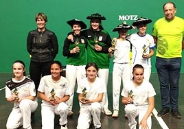 Finalistas de la edición 2024 junto a organizadores y autoridades en la entrega de trofeos.