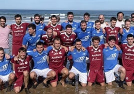 Al final de este histórico encuentro en Getaria los dos equipos posaron juntos.