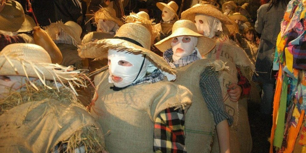 Imagen principal - Zaku zaharrak, zahagi dantzariak eta zahagia, eta txatxuak prest.
