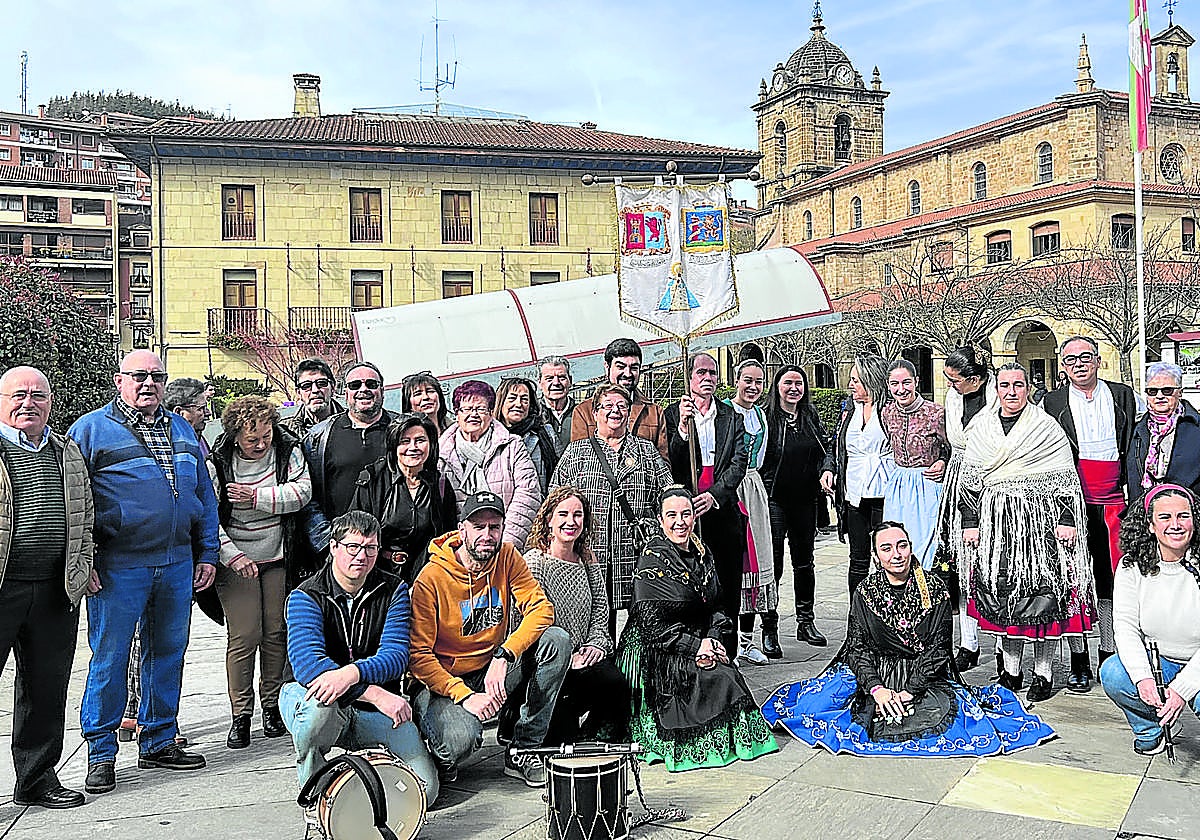 Socios y socias de La Bellota en su gran día con el grupo de baile 'Nuestra Señora Virgen de la Montaña', dantzaris de Korosti y Sustraiak, txistularis de Goiz Deia y autoridades locales.