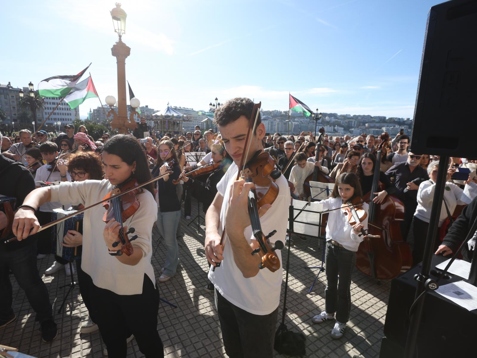 Un momento del concierto solidario celebrado este domingo en Alderdi Eder.