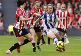 Nerea Eizagirre intenta llevarse el balón entre varias rivales en el partido de este domingo