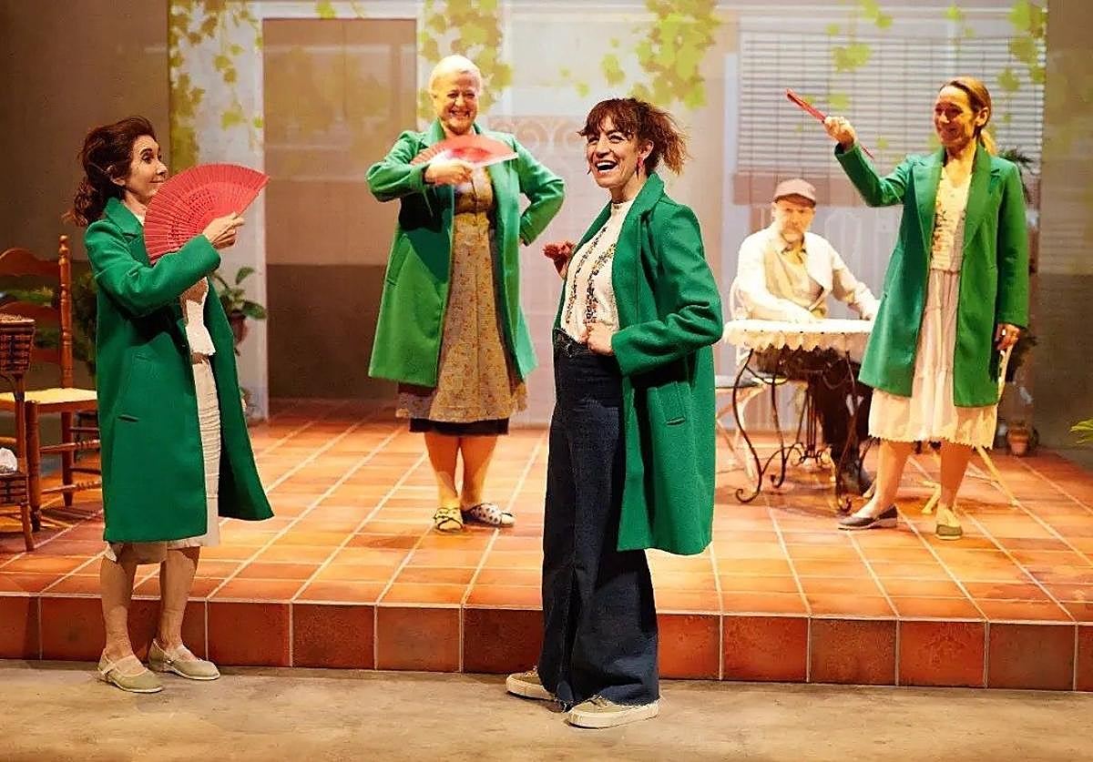 Imagen principal - 'El patio de las moreras', último montaje de Vaivén, 'Útimo tren a Treblinka', una de sus producciones más aplaudidas, y 'La coraje', la primera.