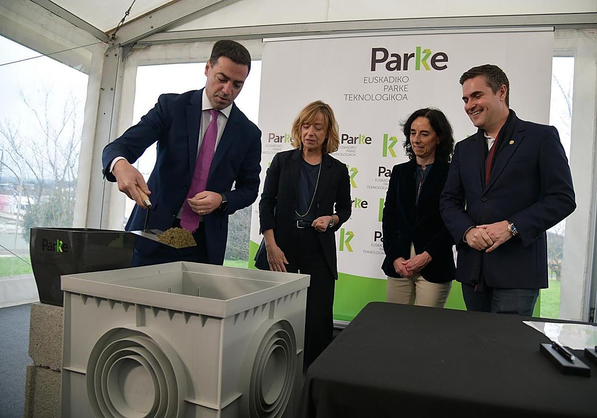 El lehendakari, Imanol Pradales, pone la primera piedra del nuevo edificio del campus de Galarreta, con la mirada del consejero de Industria, Mikel Jauregi; la diputada general, Eider Mendoza, y la viceconsejera de Tecnología, Jaione Ganzarain.
