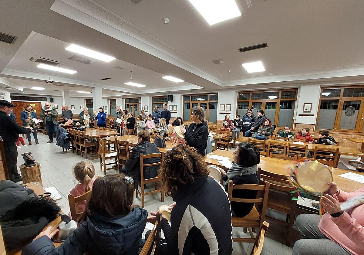 Este martes por la tarde y el jueves, en la sociedad Irungo Atsegiña, volverá a reunirse la comparsa de Caldereros para los ensayos previos al desfile del sábado.