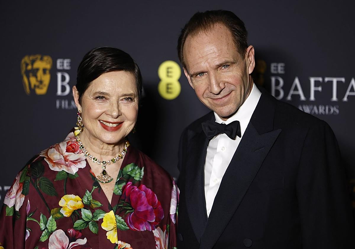 Isabella Rossellini y Ralph Fiennes, protagonistas de 'Cónclave', en la gala de los Premios BAFTA 2025.
