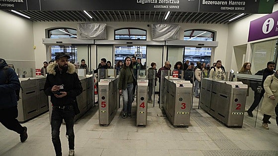 «Esta estación es mucho más cómoda, pero sigue habiendo obras y aún faltan servicios»