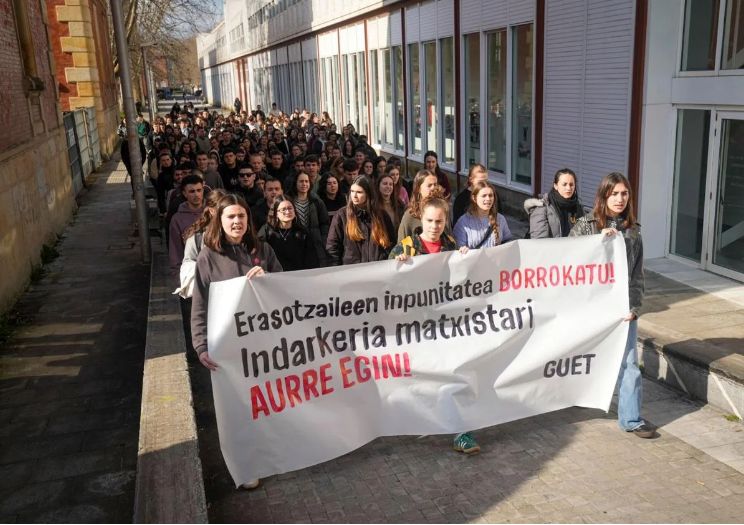 Los alumnos se han manifestado por el campus este lunes.