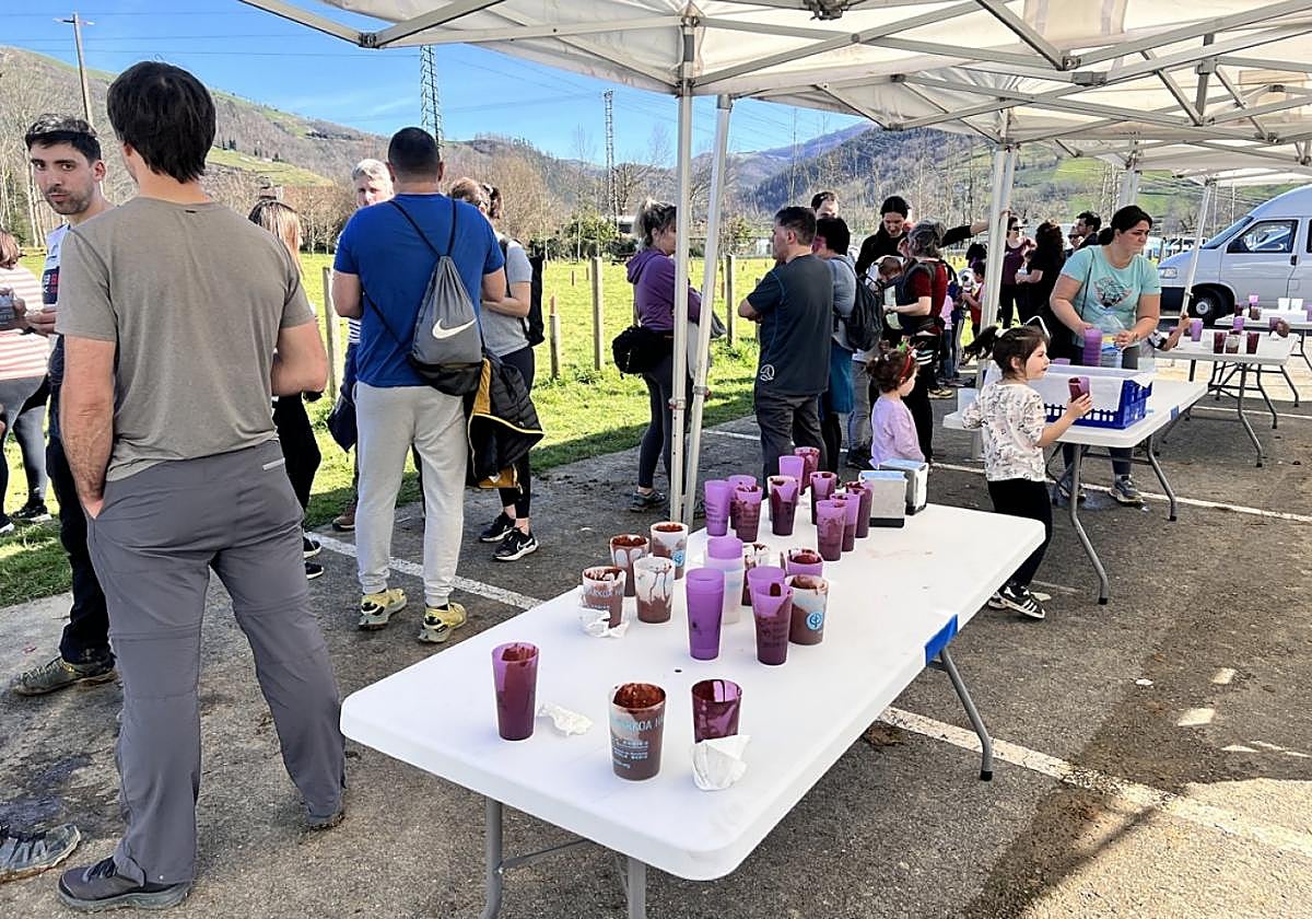 Gauzak nola egin behar ziren entzun, landaketari ekin eta hamaiketakoa egin zuen honen ostean.