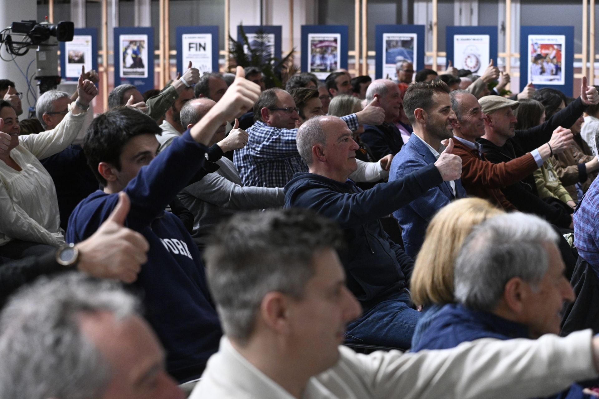 El público asistente con el pulgar levantado, símbolo de Kirolean Errespetuz