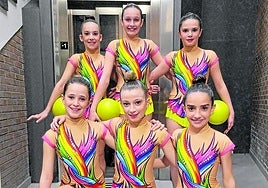 Maren Bikendi (primera por la izquierda, de pie) junto a su equipo.