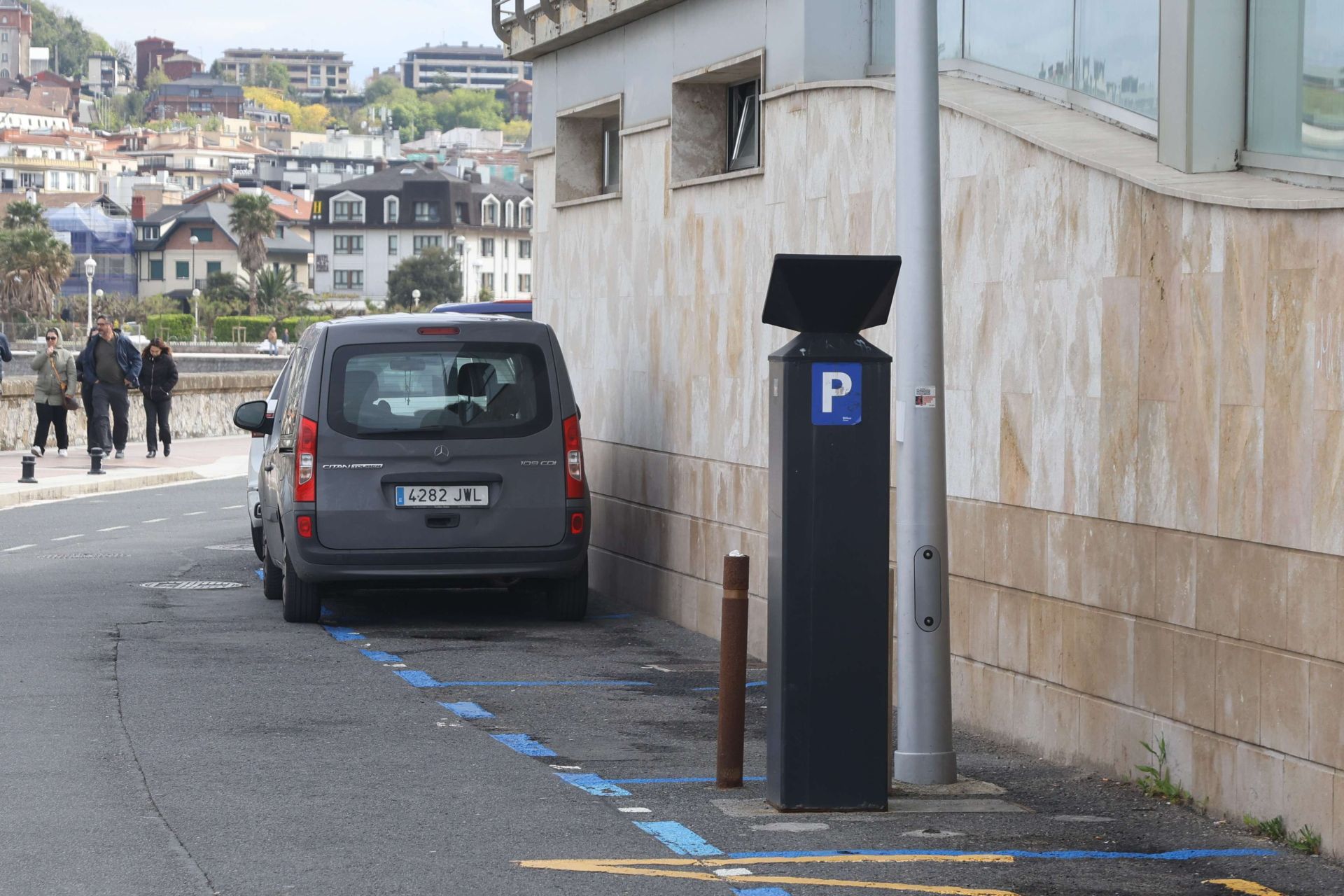 Una máquina de la OTA en una cale de San Sebastián.