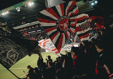 Jueves tranquilo en Donostia: menos de 100 hinchas daneses en las gradas de Anoeta