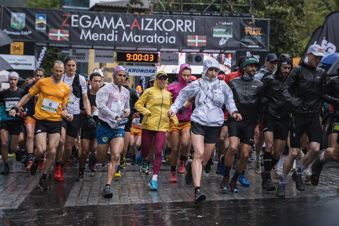Inicio de carrera en la plaza de Zegama en una jornada con abundante lluvia.