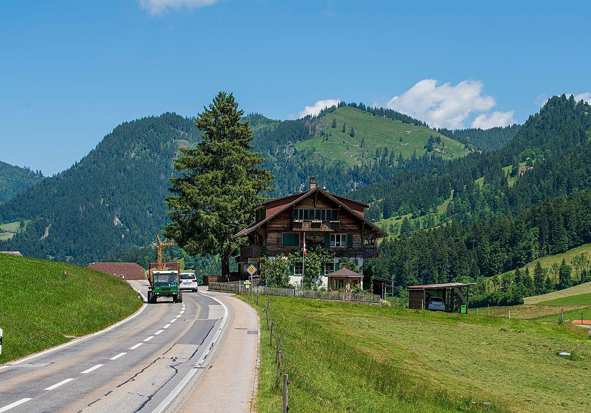 Carretera a su paso por una localidad de Suiza.