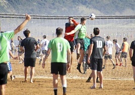 El 3 del Txanela ya celebra el cabezazo de su compañero que terminó en las red del Euskalduna.