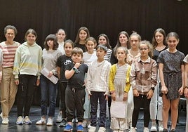 Marta Izagirre, profesora de piano y directora de Arrasate Musikal, con varios alumnos de la academia