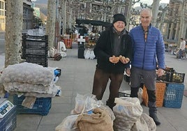 Javier Lacalle bezero bati patatak erakusten.