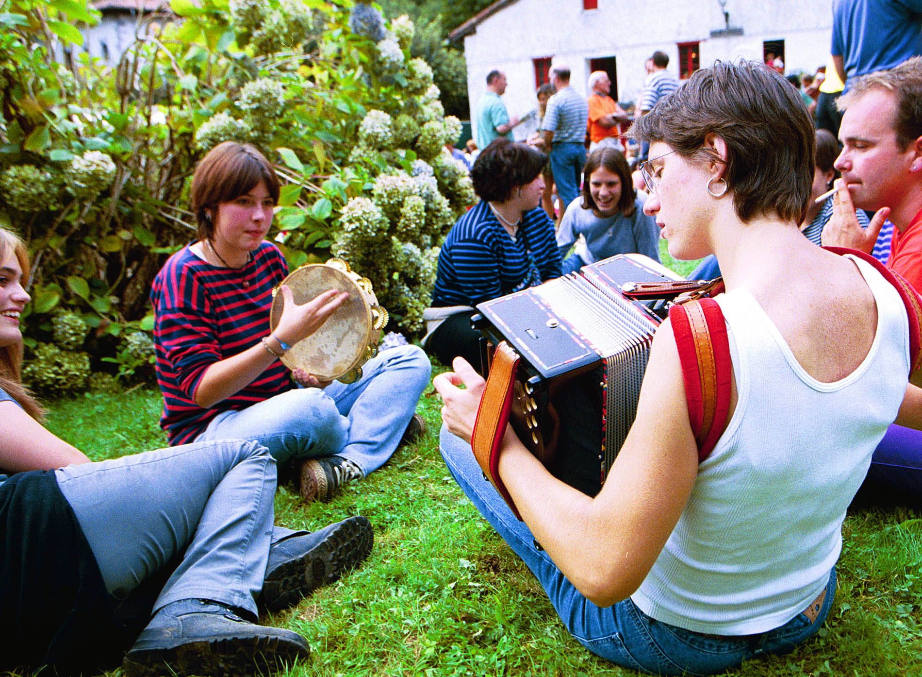 Tocando la trikitixa en Artikutza.