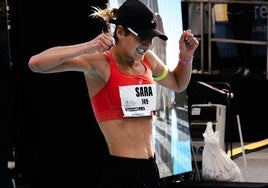 Sara Alonso cruza la meta de la prueba catalana disfrutnado de su gran logro.