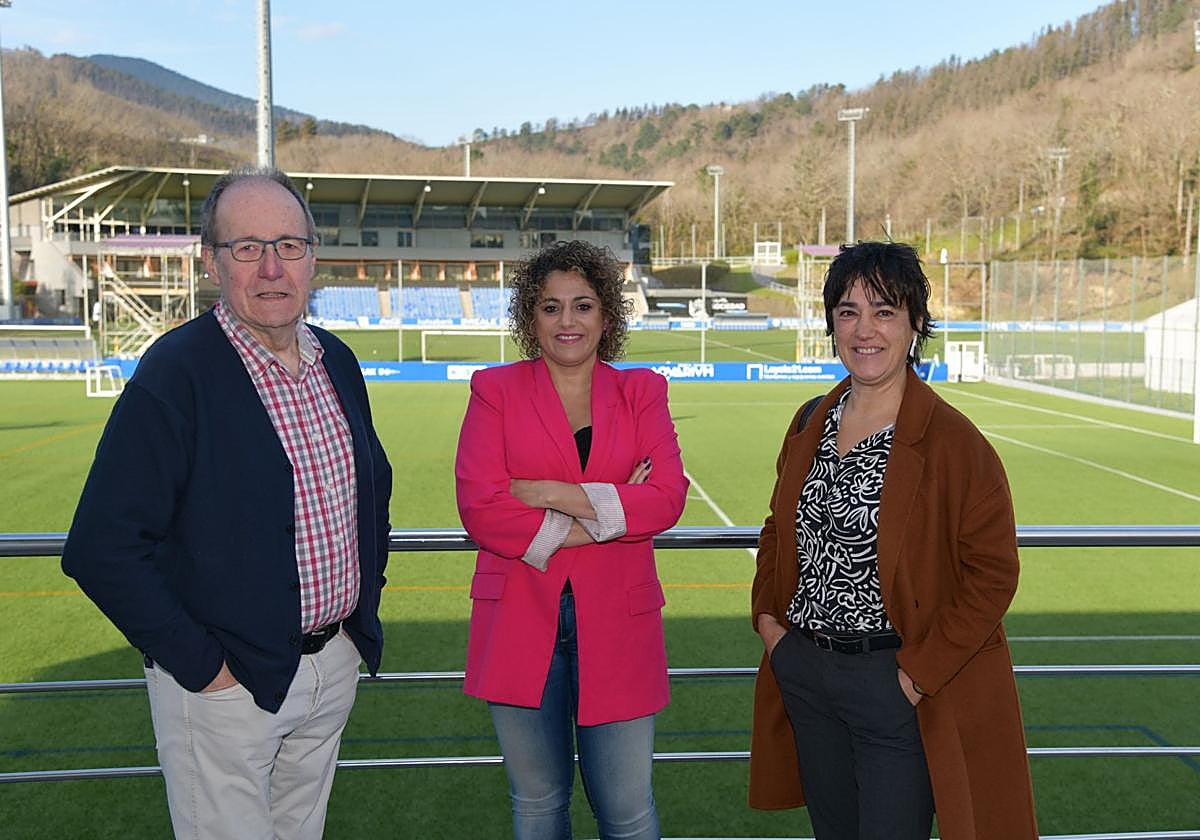 Joseba Ibarburu (Real Sociedad), Beatriz Álvarez (Liga F) y Leire Barriuso (Eibar), el miércoles en Zubieta.