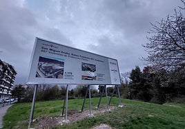 Cartel en la entrada de la calle San Sebastián con la previsión de las VPO de San Miguel Anaka.