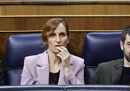 La ministra de Sanidad, Mónica García, durante el pleno de control de este miércoles en el Congreso de los Diputados.