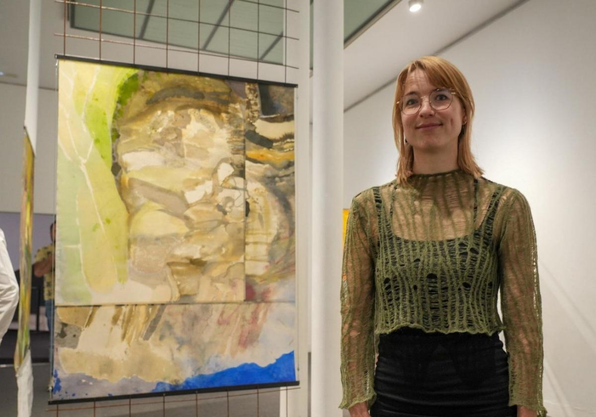 La artista alemana Viviane Straub posa en una exposición anterior.