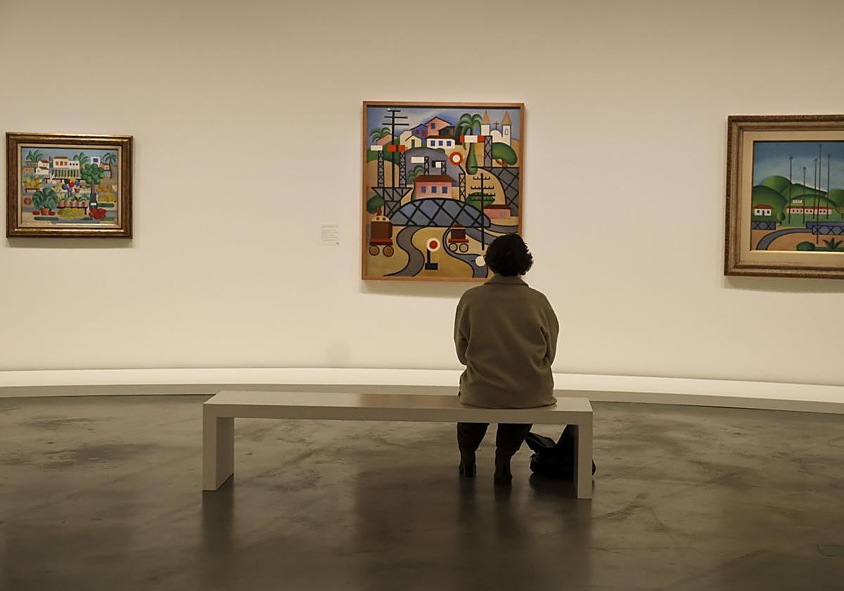Una visitante contempla una de las obras de la exposición.