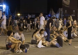 Jóvenes en un recinto festivo en San Sebastián.