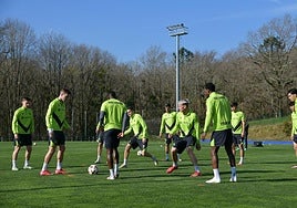 Los jugadores de la Real realizan un rondo durante el entrenamiento previo a la visita hoy del Midtjylland.