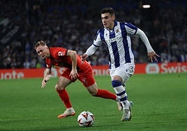 Barrenetxea desborda a Andersson. El donostiarra dio amplitud al equipo.