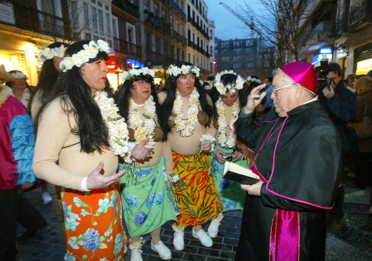 Imagen principal - 'Bebés' hawaianos en la calle Elkano en 2004 y dos históricos de la fanfare: Carlos de Andrés y Manolo García, como Dios Momo en el año 2017.