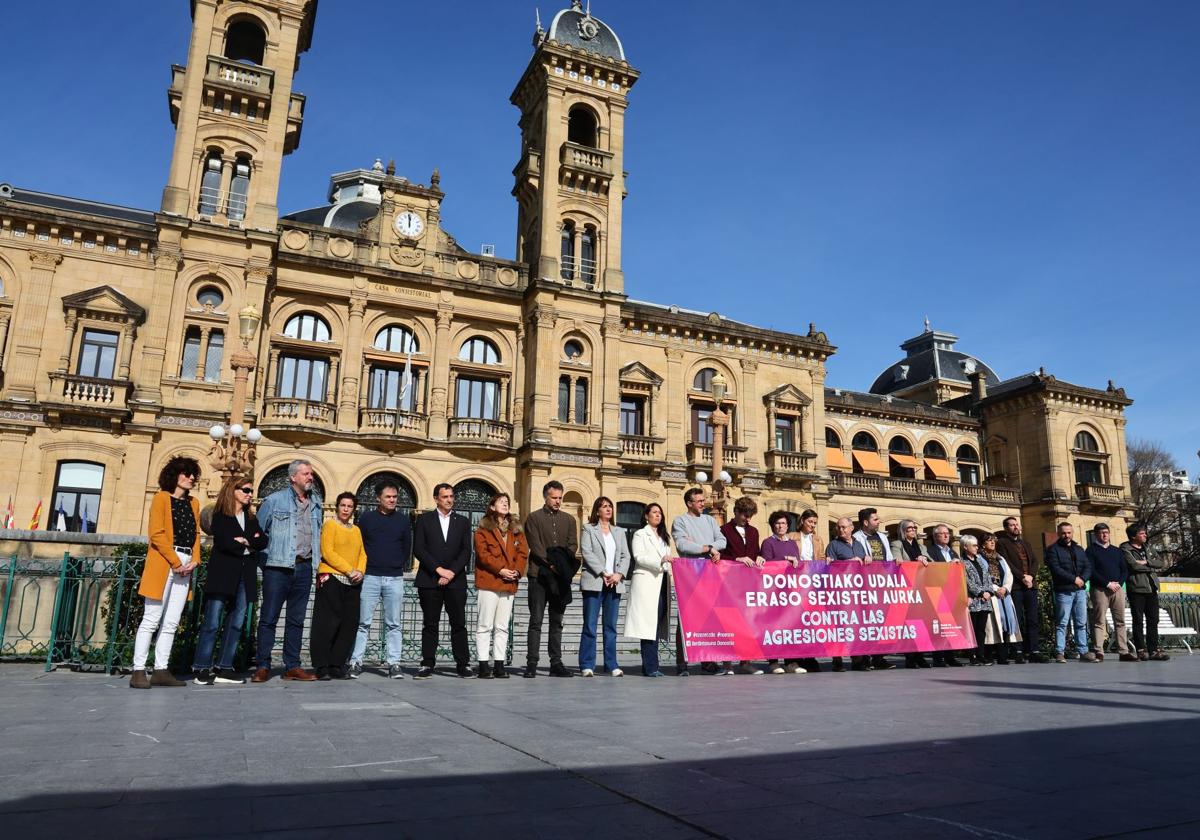 La concentración de este jueves al mediodía frente al Ayuntamiento de San Sebastián.